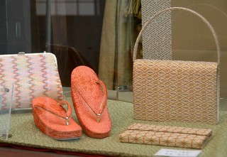 色とりどりの佐賀錦で作られた、きらびやかなバッグや草履。作品に