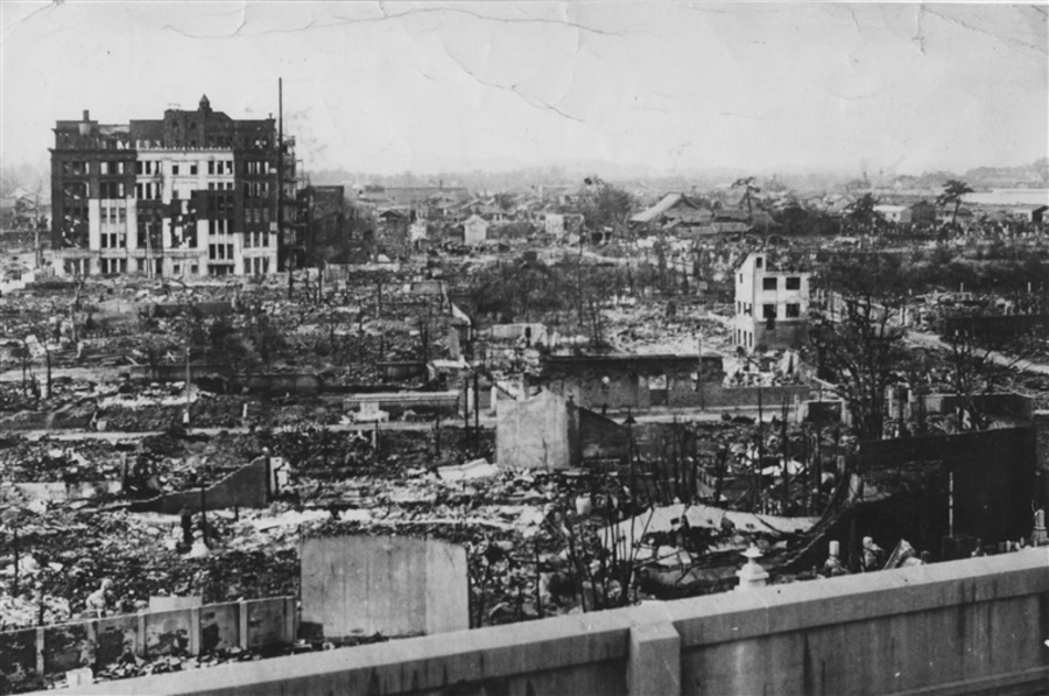 1945年6月の福岡大空襲で焼け野原になった福岡市中心部。疎開した沖縄