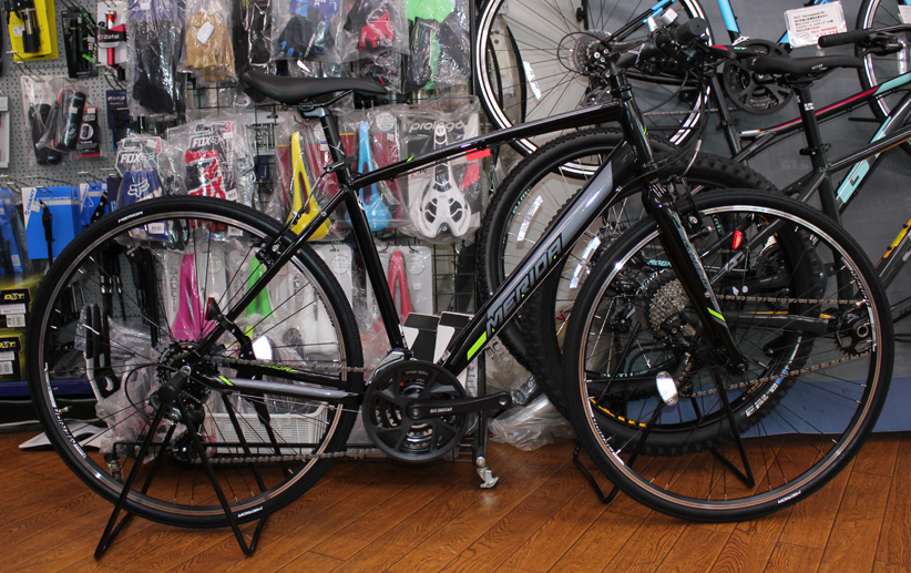 MERIDAの入門用クロスバイクCROSSWAY 50-Rのブラックが入荷いたしました。