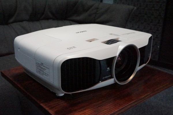 EPSON最高峰モデルのプロジェクター 「EH-TW8200W」試写！の巻