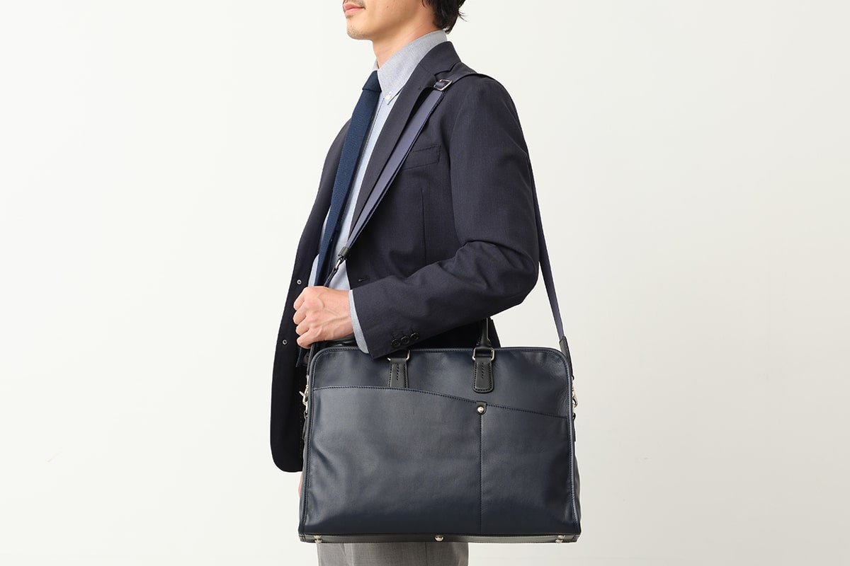装いに寄り添う軽やかなブリーフケース｜プログレス | ソメスサドル