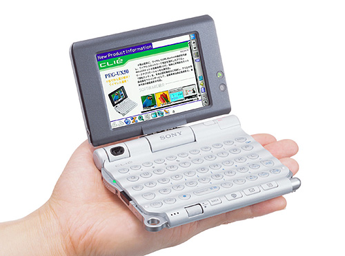 News and Information 名刺入れサイズの本体に、横型のワイドカラー