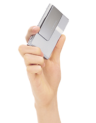 News and Information 薄さ わずか9.8mm（本体最薄部）を実現した