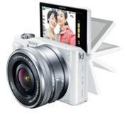 小型軽量で高画質、“自分撮り”もしやすいミラーレス一眼カメラ『NEX-3N