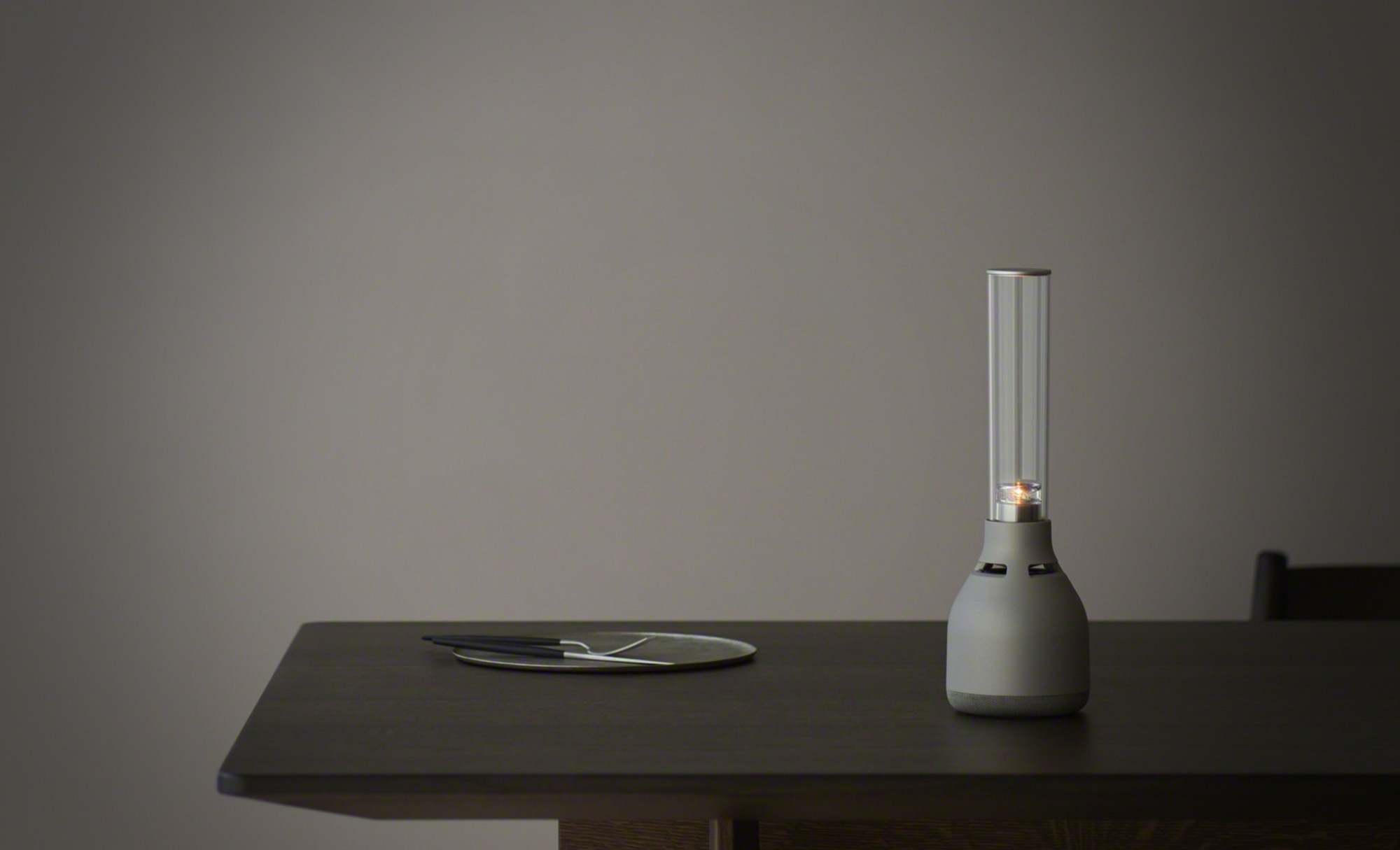 一瞬で、心を揺らす音。グラスサウンドスピーカーLSPX-S3 | アクティブ