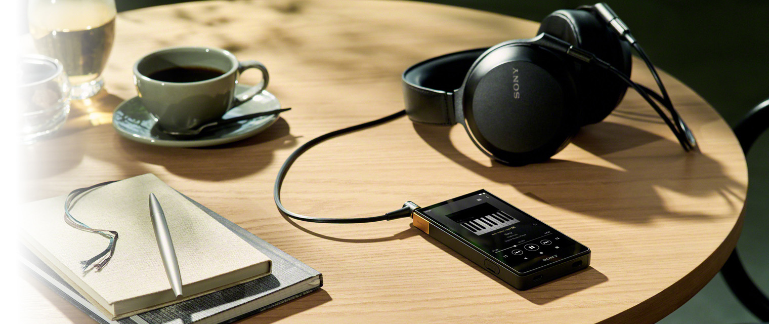 長時間再生、ストリーミング対応、大画面をスリムボディに凝縮