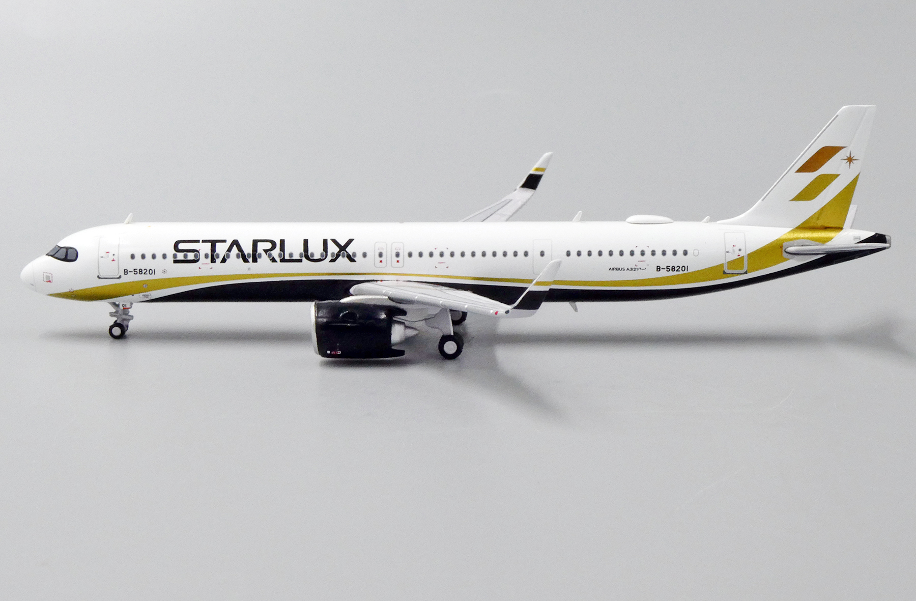 ScaleModelStore.com :: JC Wings 1:400 - EW421N001 - Starlux Airbus