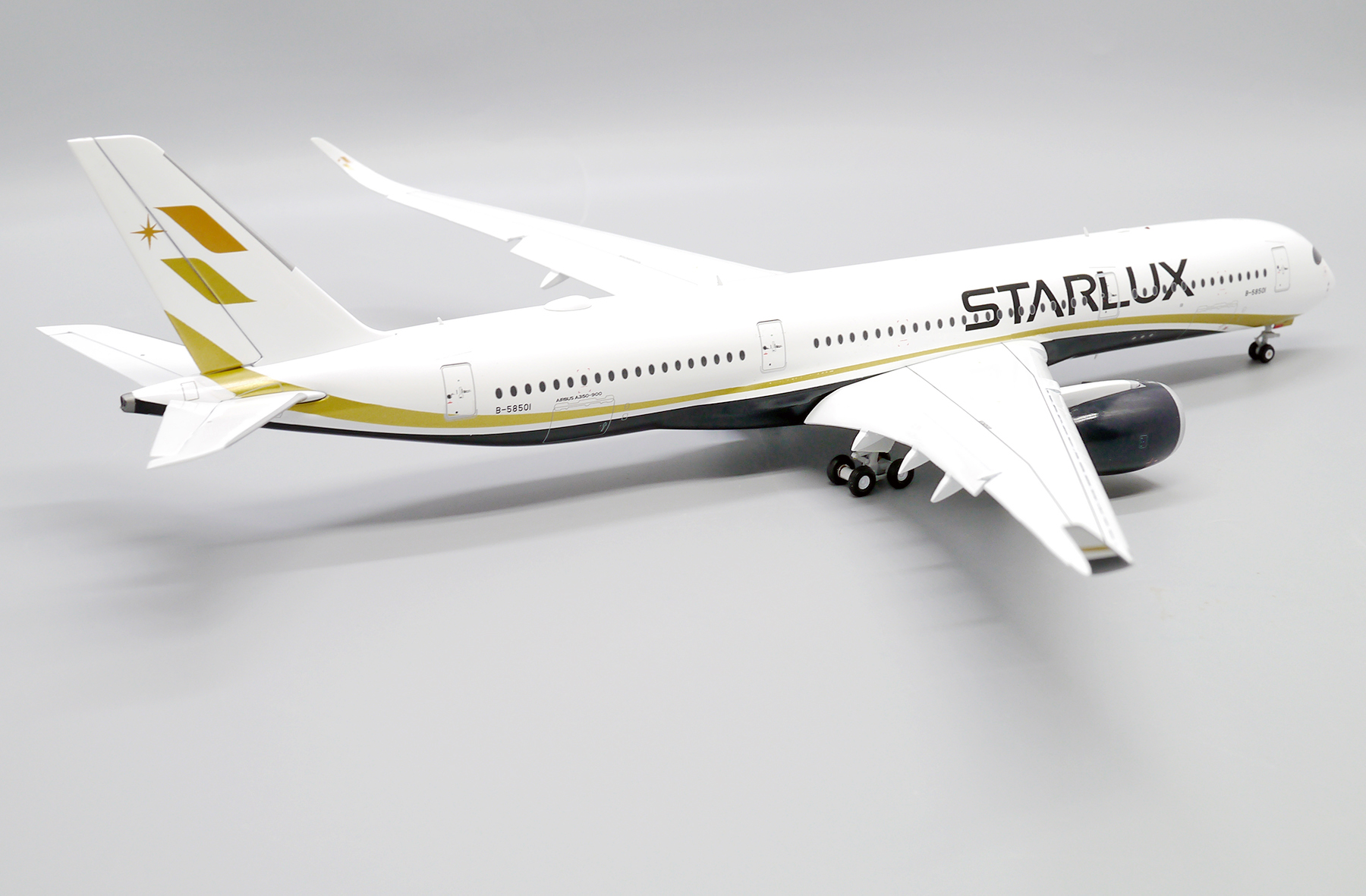 ScaleModelStore.com :: JC Wings 1:200 - EW2359006A - Starlux