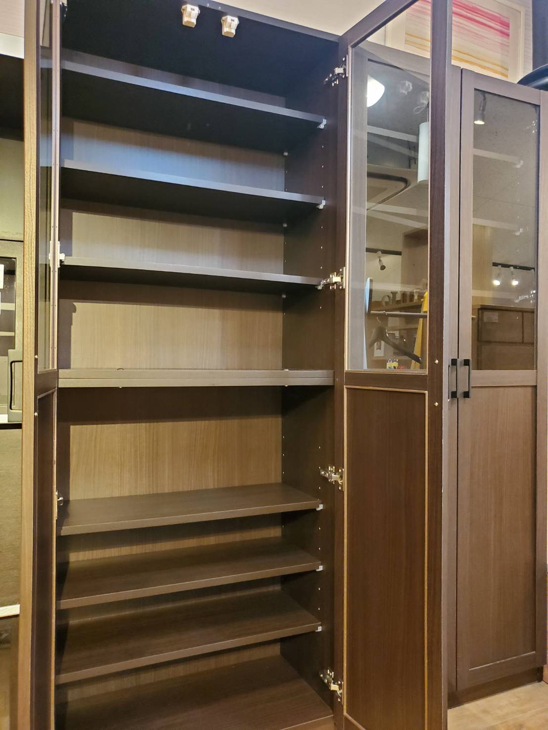 T74 ダークブラウン ガラス扉 本棚 日本製］ダブル棚板のガラス扉の