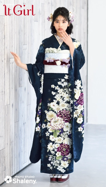 谷田ラナ × It Girl”の振袖-紺｜成人記念の新作振袖ご紹介
