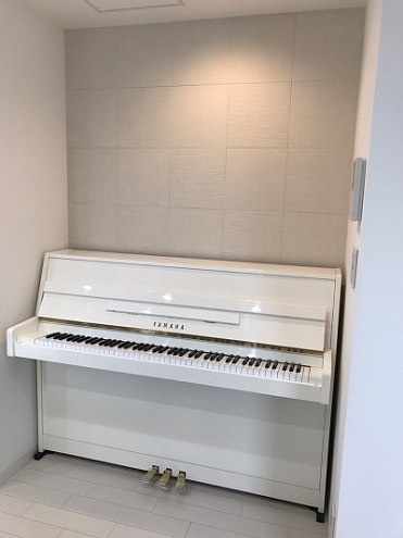 ピアノ御納品15】ヤマハMC108H －階段手上げー白艶アップライトピアノ