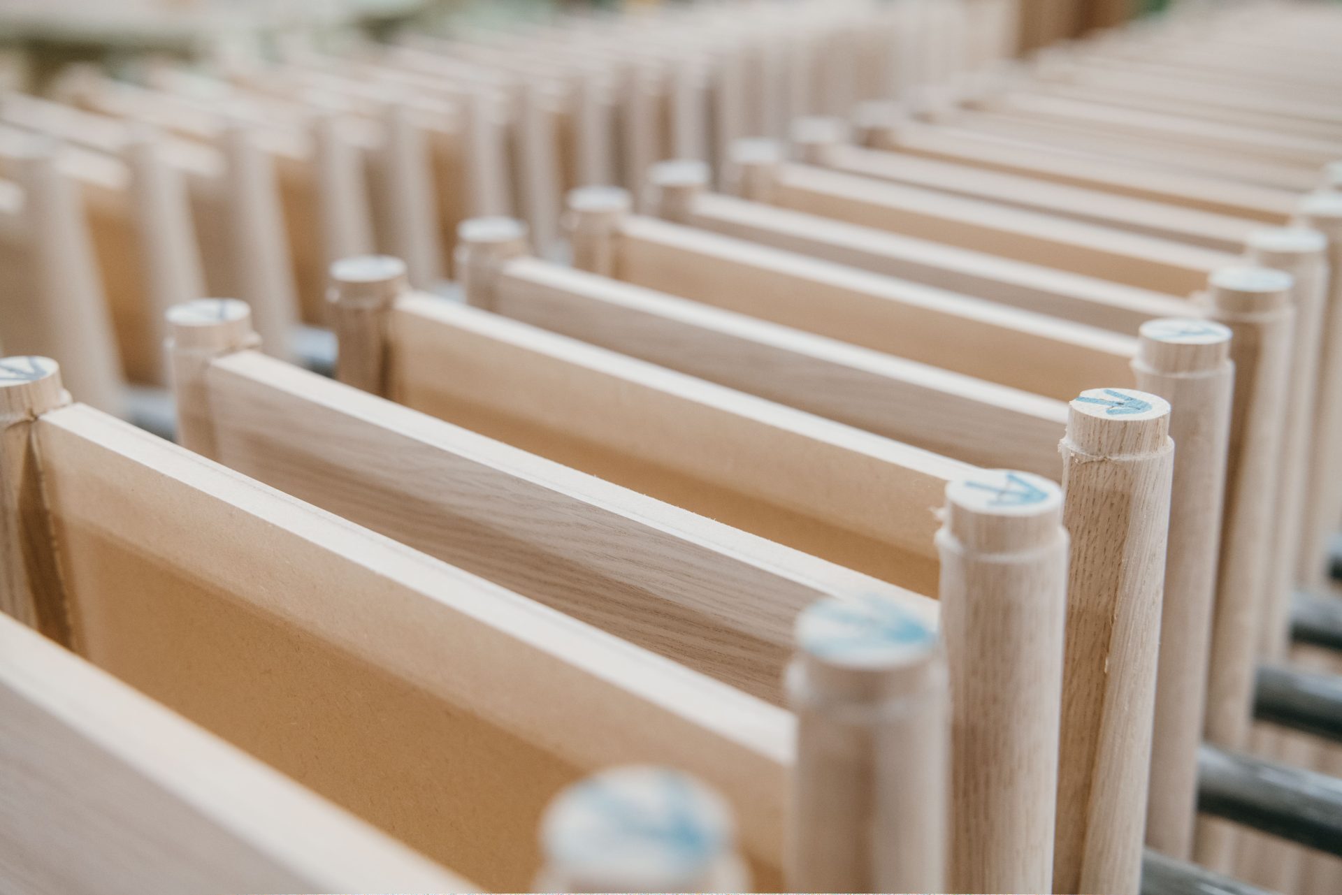 カリモク家具の職人の技術が活きるインテリアに調和するデジタルピアノ