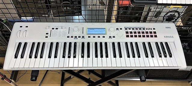 シンセサイザーKORG/KROSS2-61-SCホワイトカラーVer展示しています