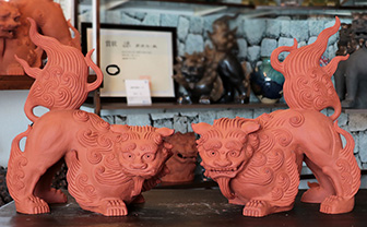 魔除け獅子「伏せシーサー」 作 新垣信一