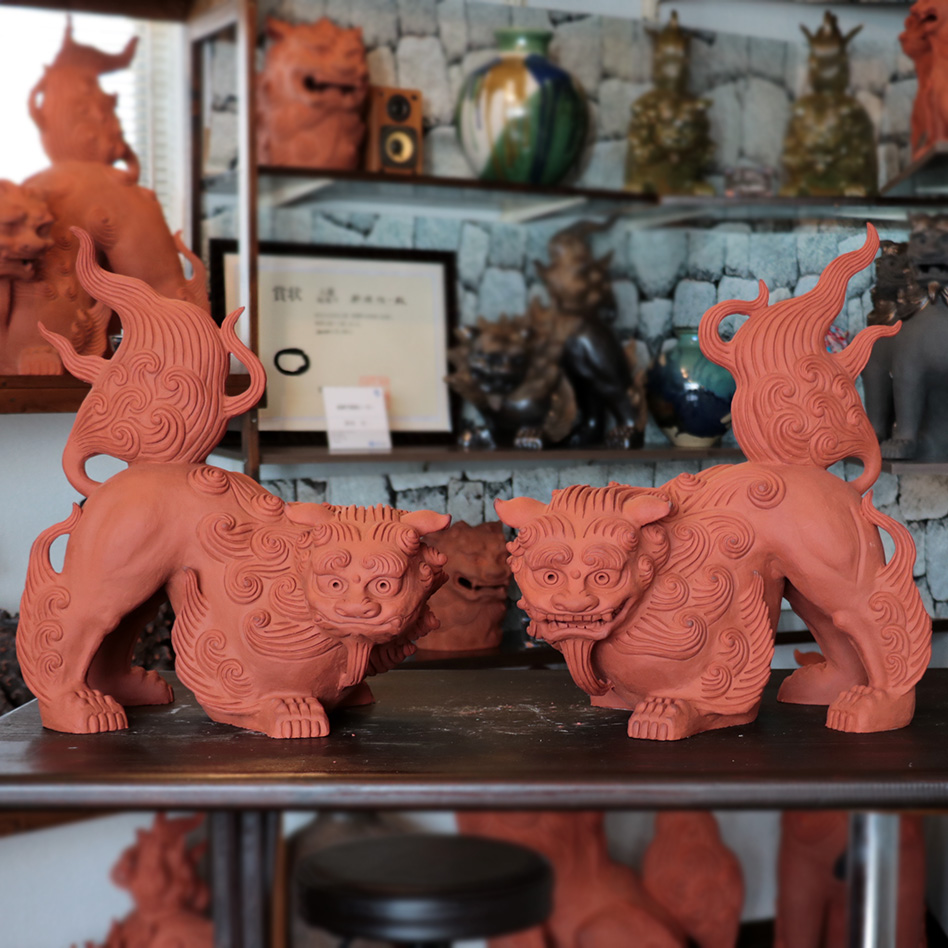 魔除け獅子「伏せシーサー」 作 新垣信一