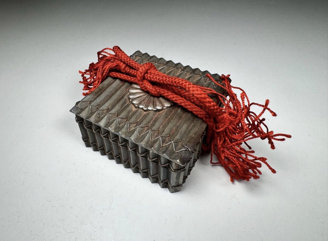 ボンボニエール 銀製 十六弁八重表菊紋 天皇家御下賜品 4点 | 新栄堂