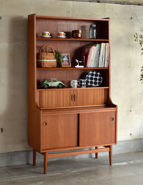 デンマークからシンプルな北欧デザインのビンテージブックシェルフが