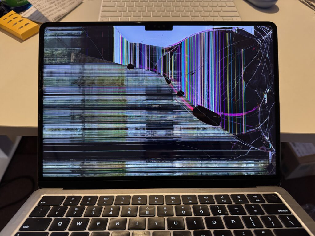 M2 Macbook Air 自力で割れた液晶画面を交換してみた【小さな新しい