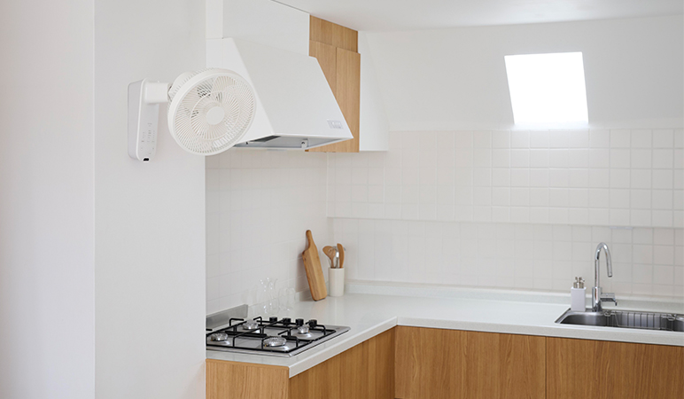 壁掛け扇風機 壁掛けふわビューン SF-W171 E5 - シロカ株式会社