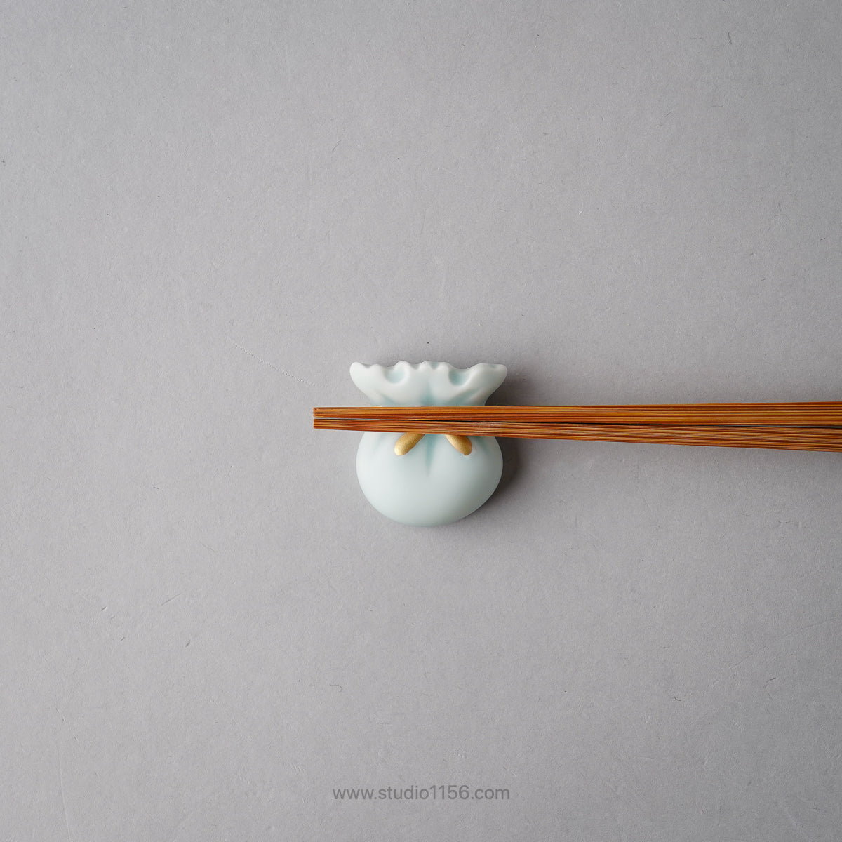 伊万里焼 モイスト 金彩 宝尽くし箸置 畑萬陶苑の通販｜Studio1156