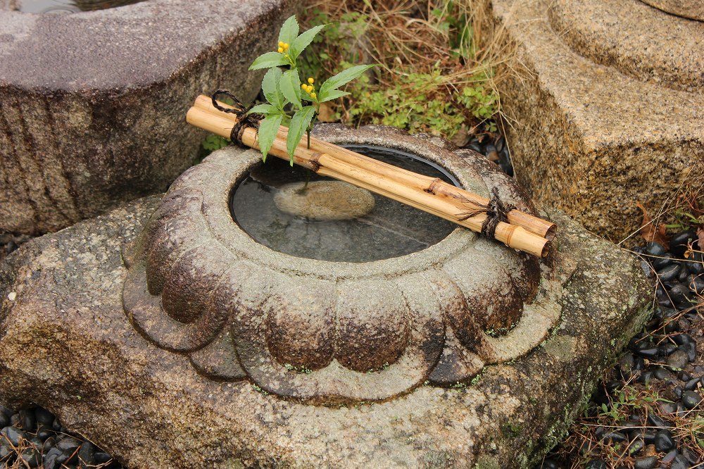 愛知県岡崎市の日本庭園石灯篭・水鉢蹲（つくばい）・石製品の製造販売