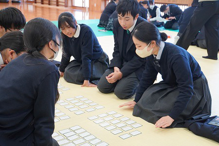 新春恒例 百人一首かるた大会 – 夙川中学校・高等学校