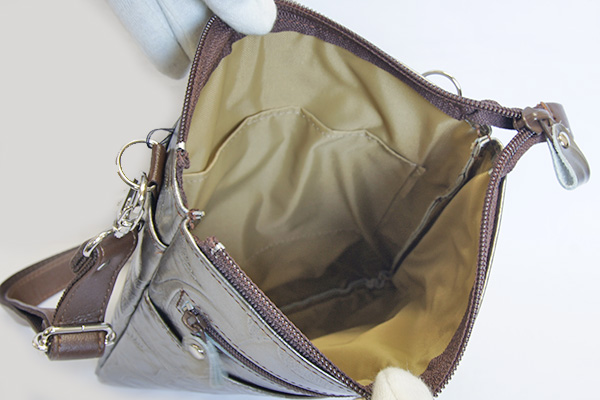 日本製 薔薇柄 前ポケット付ショルダーバッグ| 株式会社サンレオ