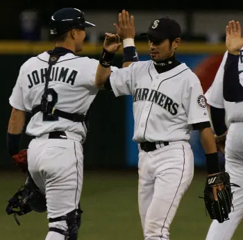 勝利のハイタッチを交わすマリナーズのイチロー（右）と城島（左