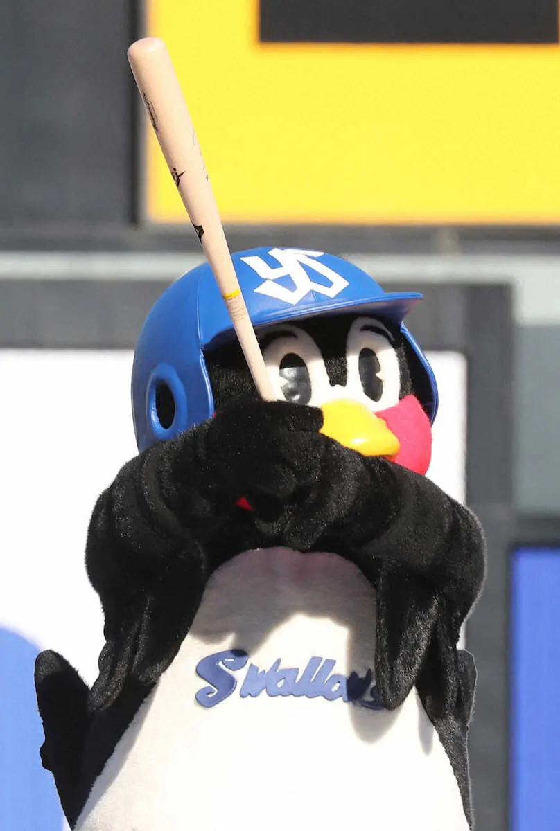 つば九郎に落合博満氏からサイン入りバットが贈られる 横にいた村上