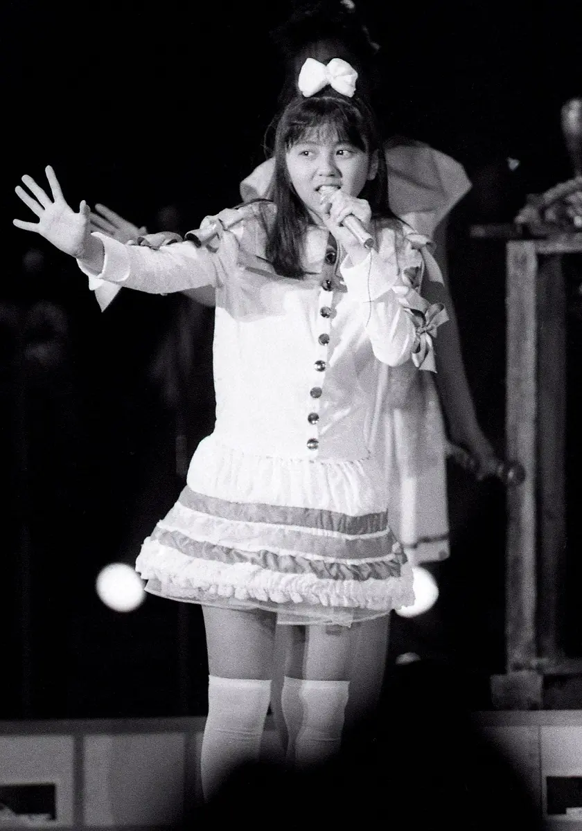 卒業記念ー1987年、おニャン子クラブSPRINGコンサートで歌唱する渡辺