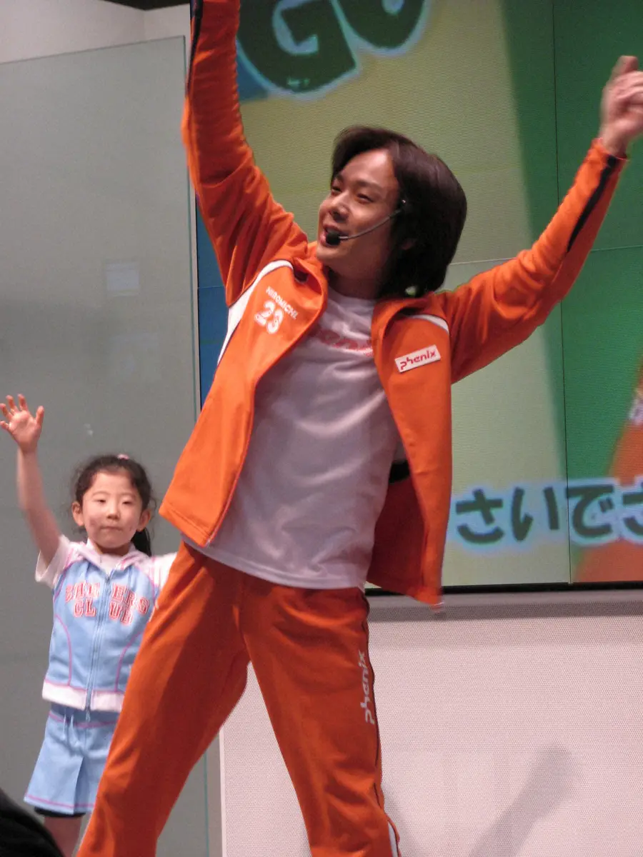 2008年02月、自分で振り付けした「高知やさい体操」を披露する佐藤弘道