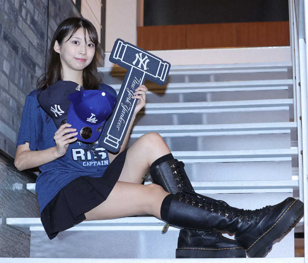 グッズを手にポーズを決める牧野真莉愛（撮影・大城 有生希