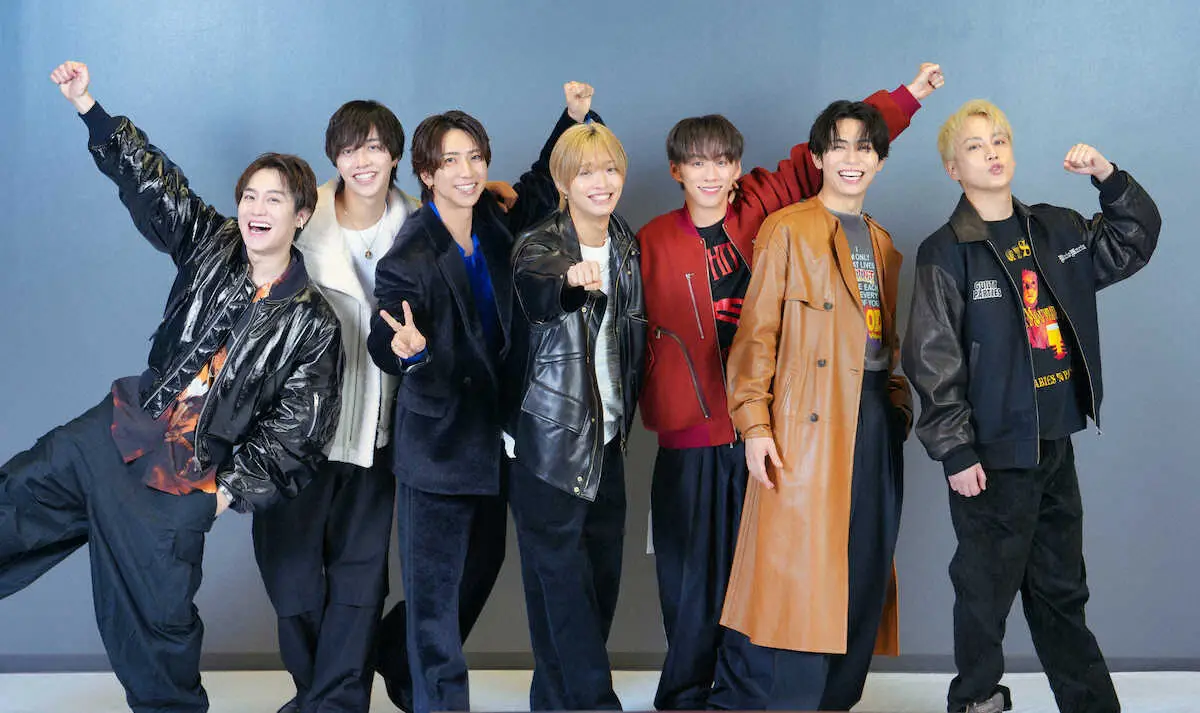 明るい表情でポーズを決めるIMP.の（左から）椿泰我、松井奏、鈴木大河