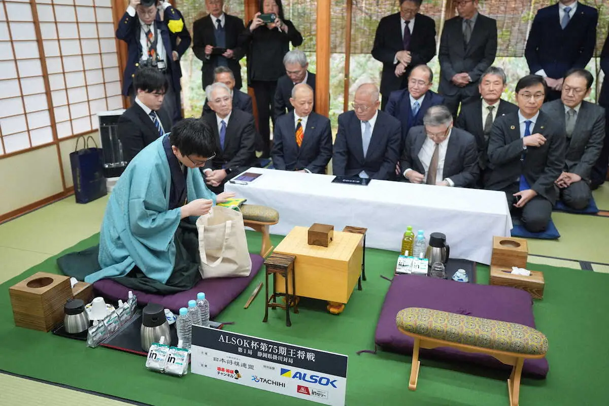 第75期王将戦・第1局第1日＞対局場へ入った永瀬九段（撮影・河野 光希