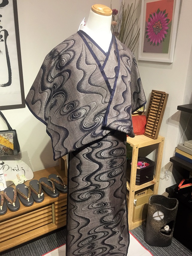 希少！割り込み式絣本場大島紬 正藍染×泥染糸の深み色 観世水文様の