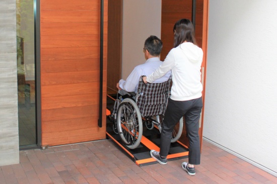 乗り上げ時の衝撃を軽減 車いす用可搬形スロープ｢ダンスロープエア－2