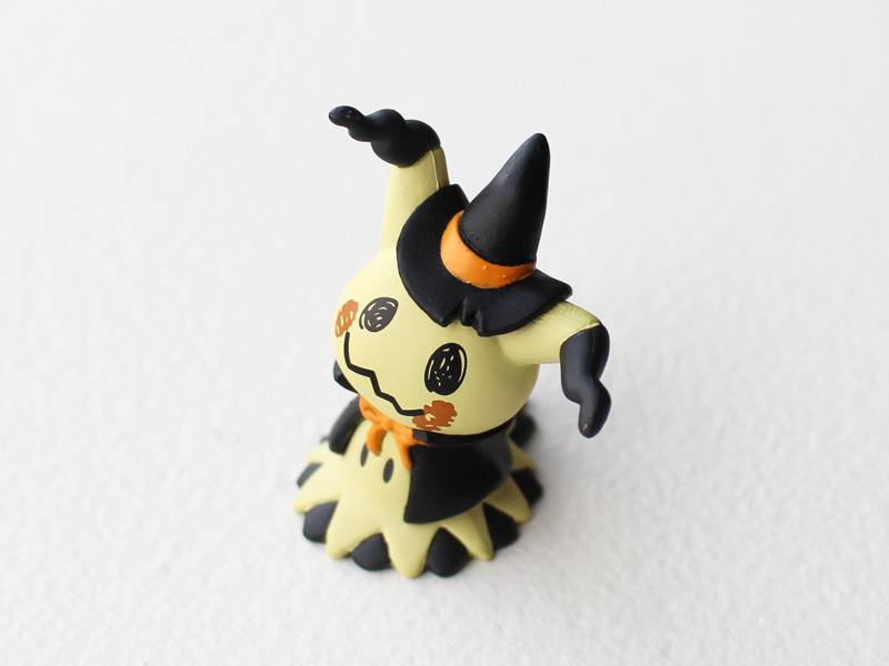 ハロウィンの仮装をしたピカチュウ、モクロー、ミミッキュがカプセル