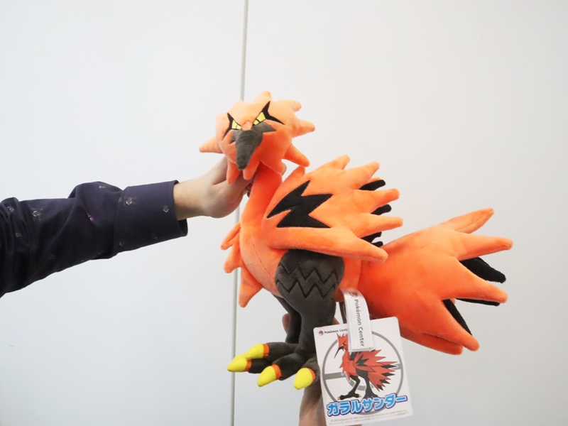 冠の雪原」で活躍するポケモンたちのぬいぐるみがポケモンセンターに