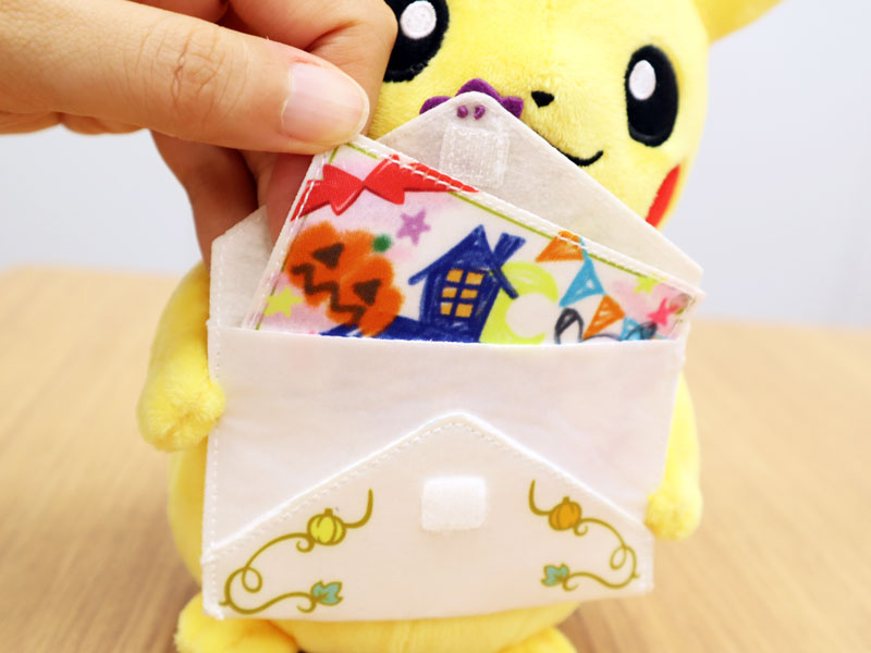 ハロウィンの晩餐会を楽しんでいるポケモンたちが描かれた「Pokémon