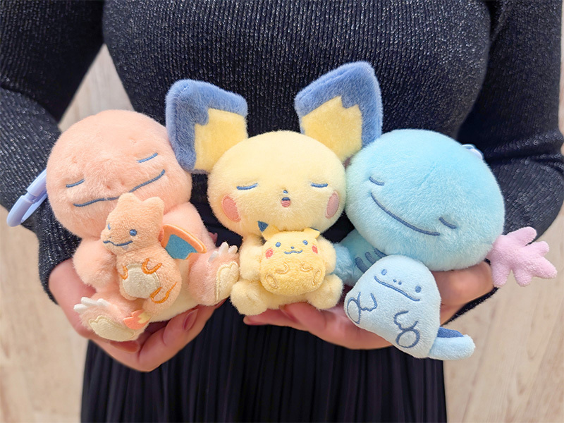トレーナーからもらったぬいぐるみと遊ぶポケモンたちのグッズ「Little