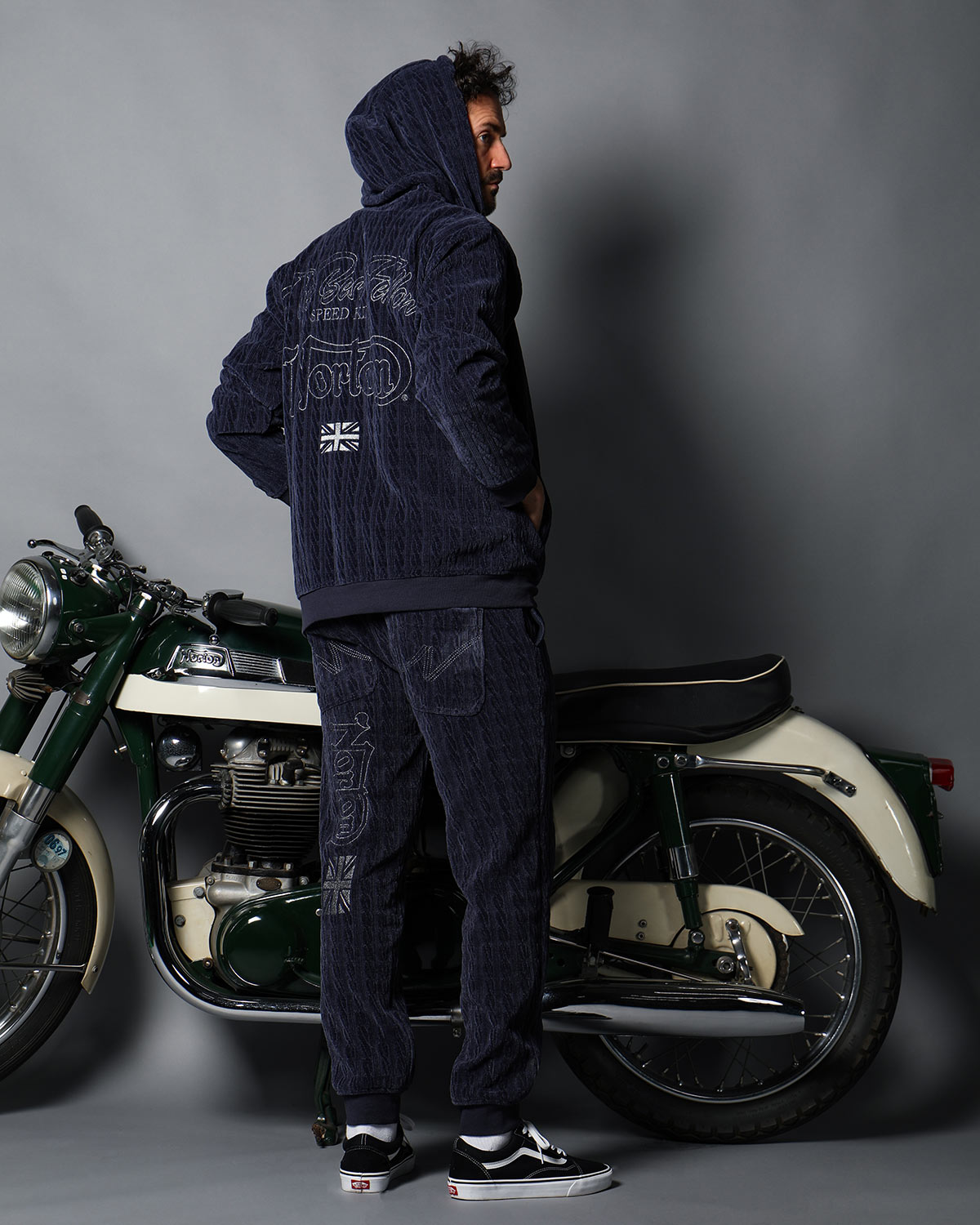 光沢と刺繍で魅せる、大人のベロアセットアップ Velour Two Piece