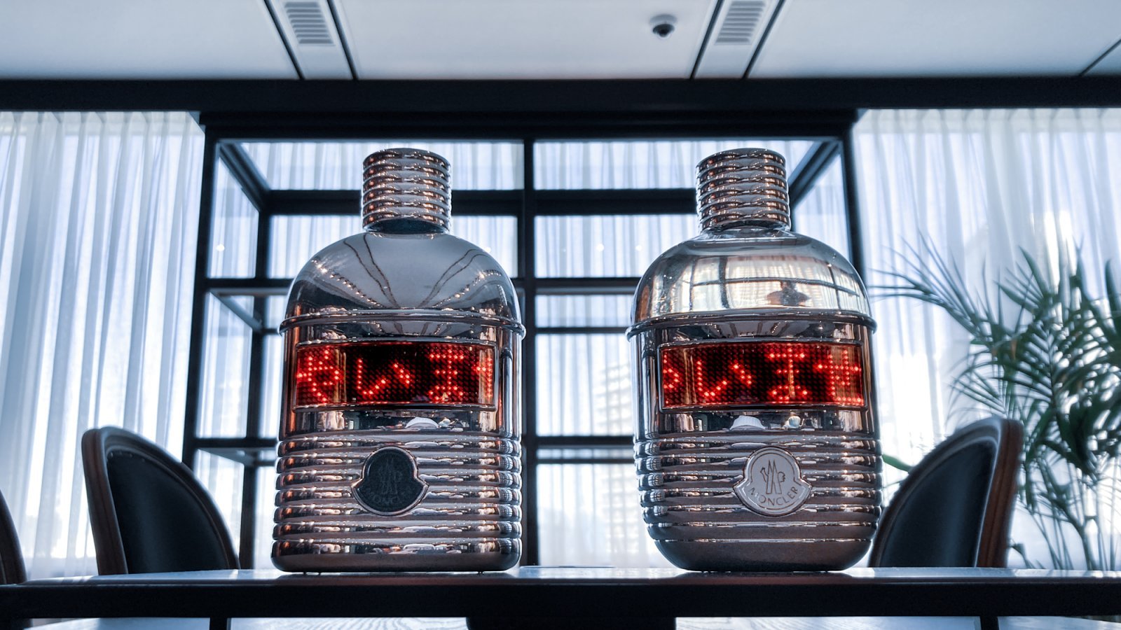 やるなモンクレール！LEDメッセージボードつき香水瓶に未来を見た