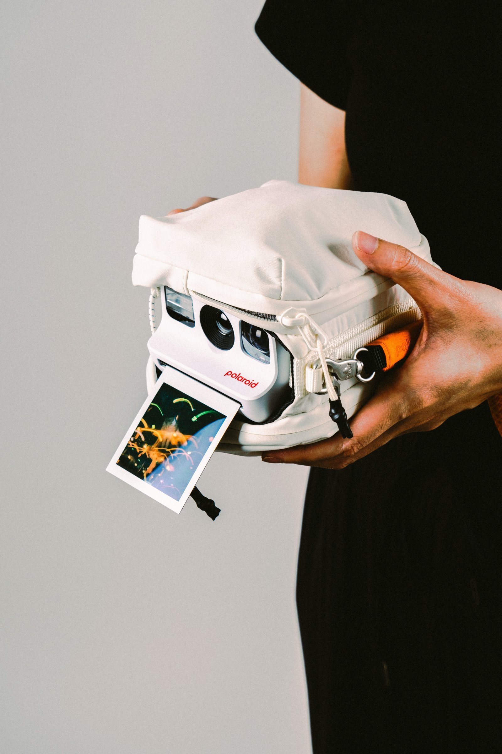 街歩きにポラロイドカメラを！ 話題のトポロジーとコラボした専用