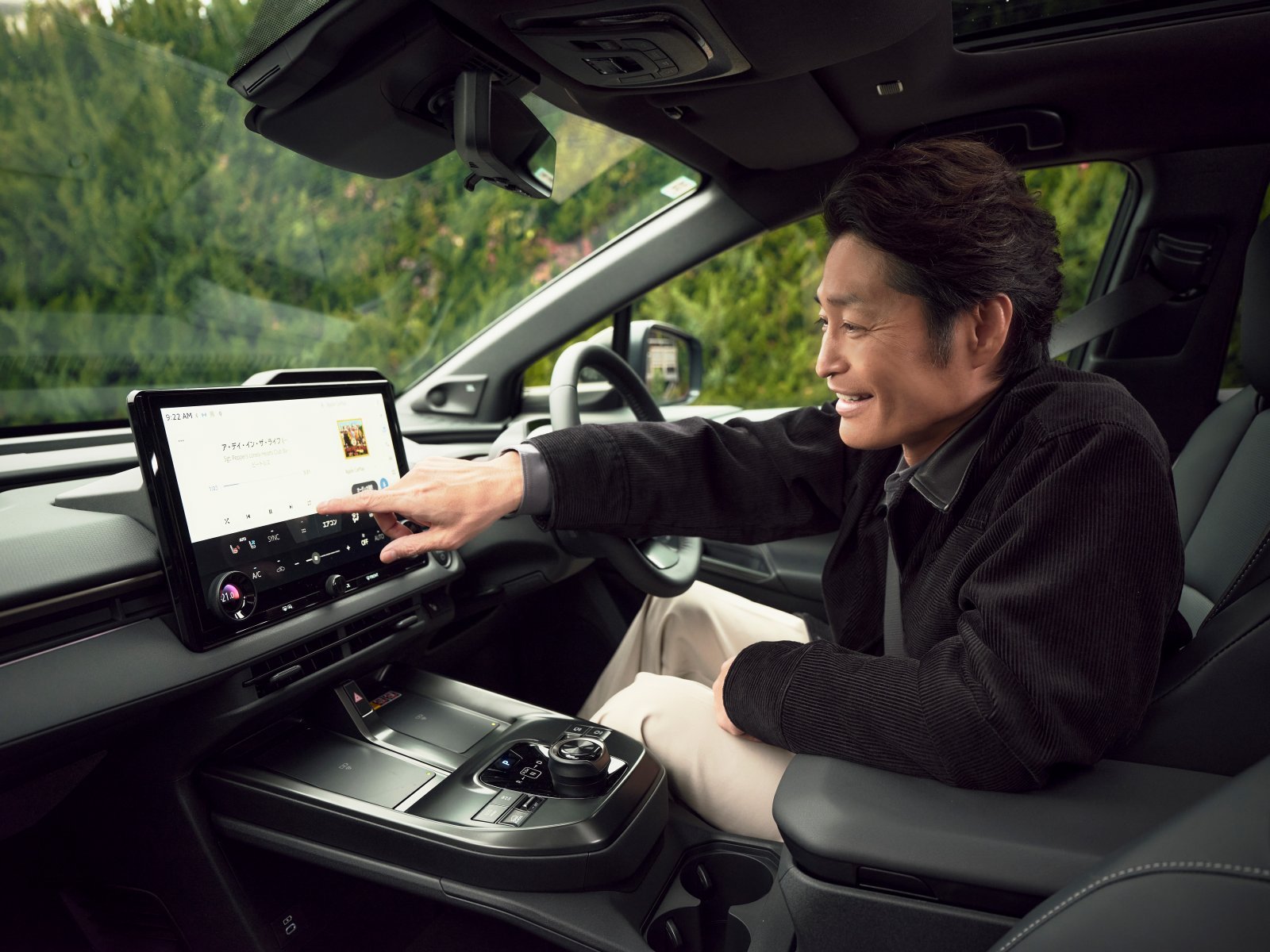 安田顕の心をほどき、モードを切り替える朝。トヨタ「bZ4X」とともに