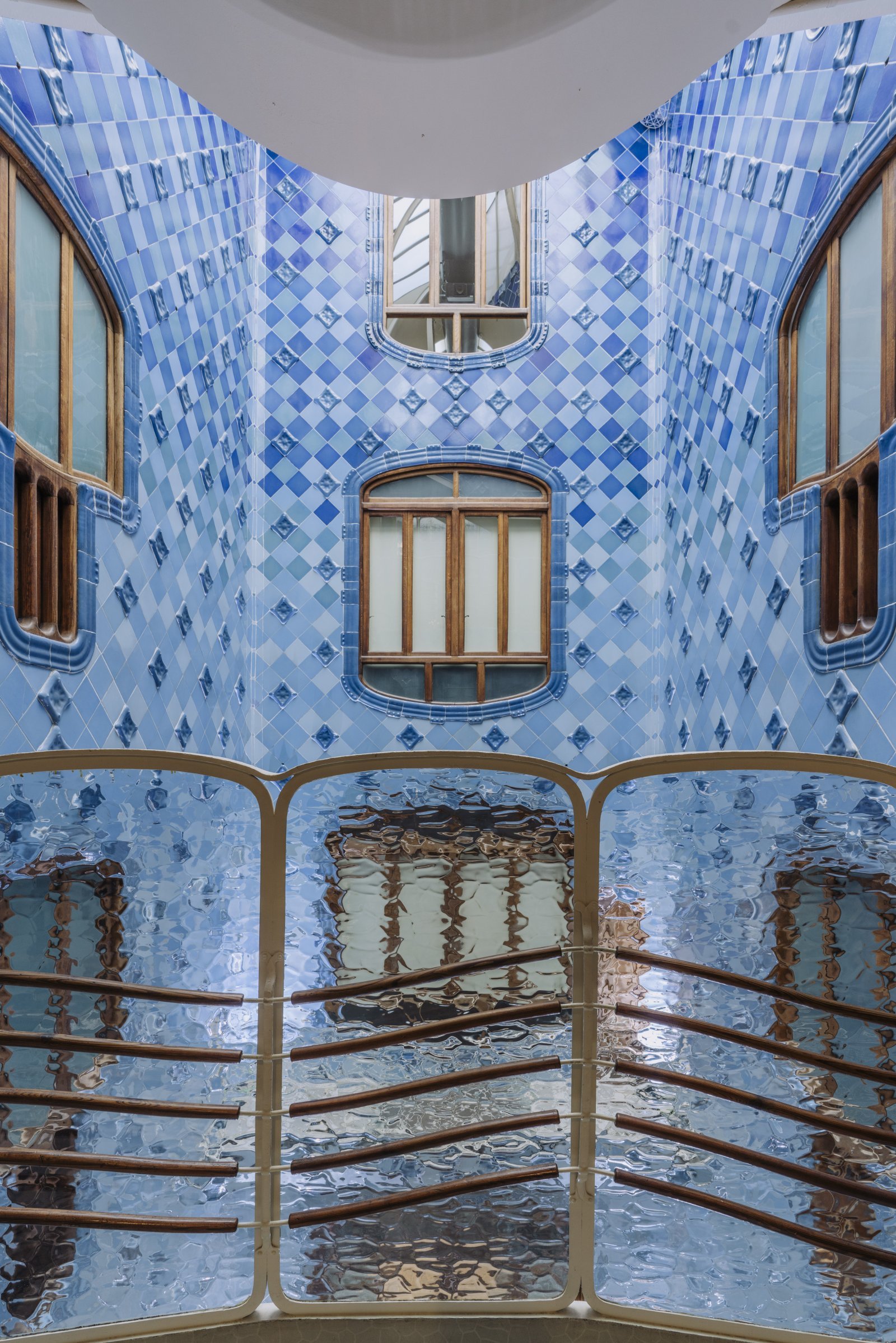 ガウディの最高傑作】「カサ・バトリョ」内部に光のアートギャラリーが