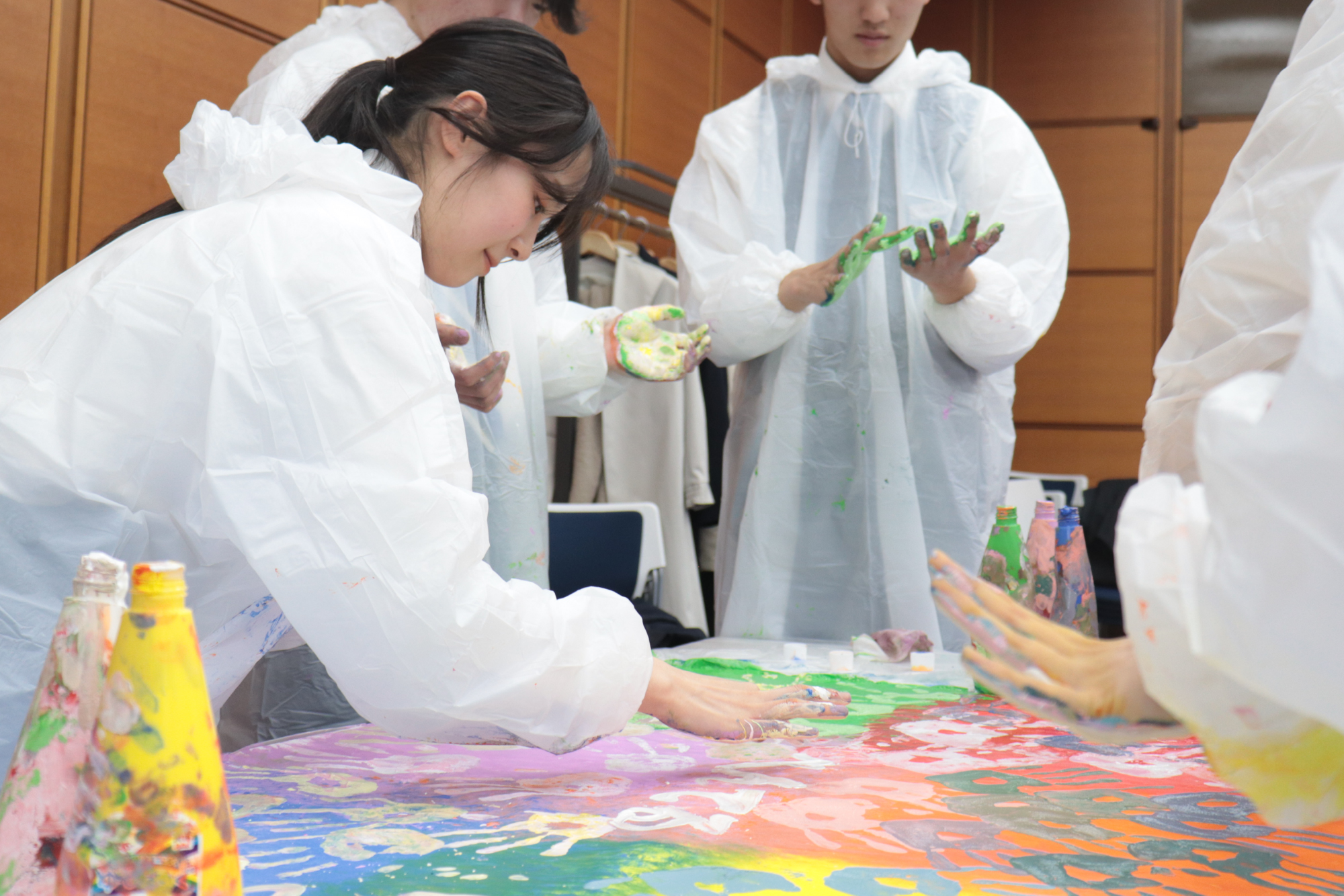 社会人1日目をアートから始める入社式 手のひらでカラフルに未来を描く