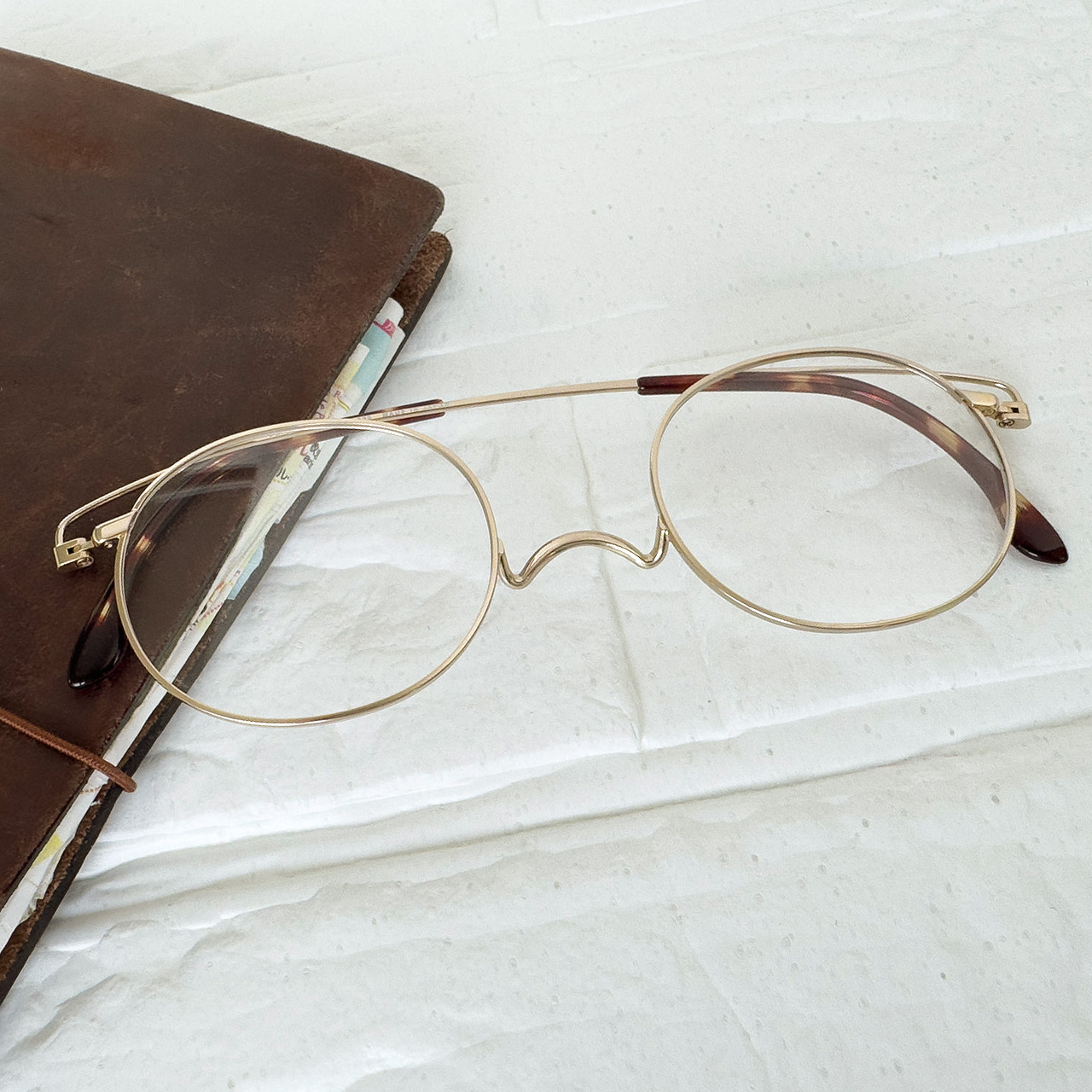 オンライン限定】大きめラウンドで快適に。上品ゴールドの老眼鏡、数量