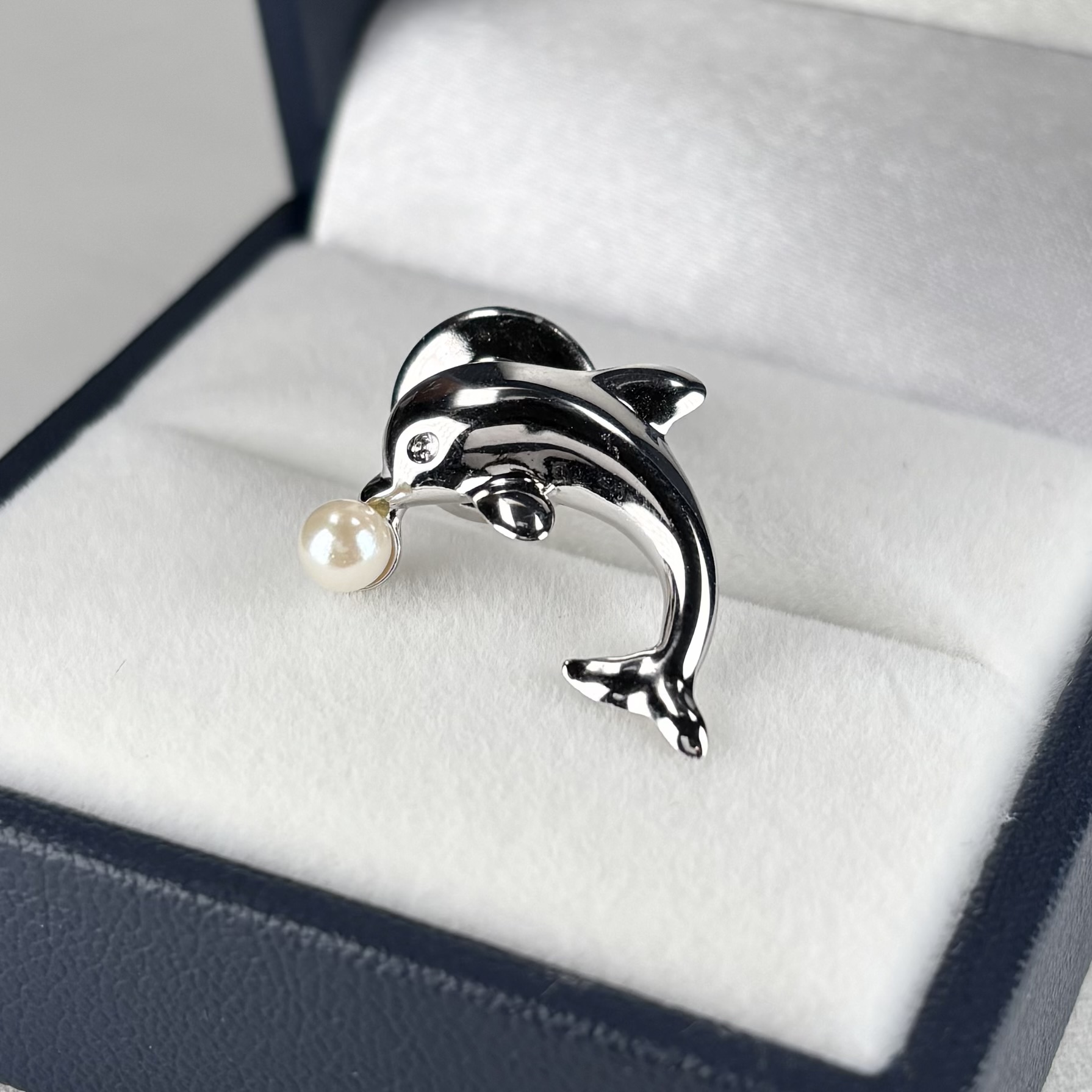 アコヤ真珠 ピンブローチ イルカモチーフ 4-4.5mm ホワイト ラウンド