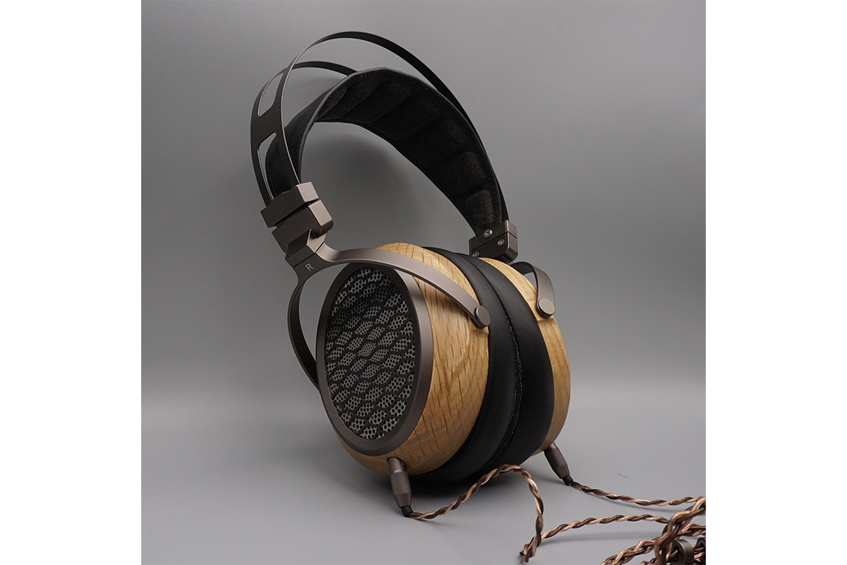 SIVGA、“サファイア振動板”を採用した平面駆動開放型ヘッドホン「P2