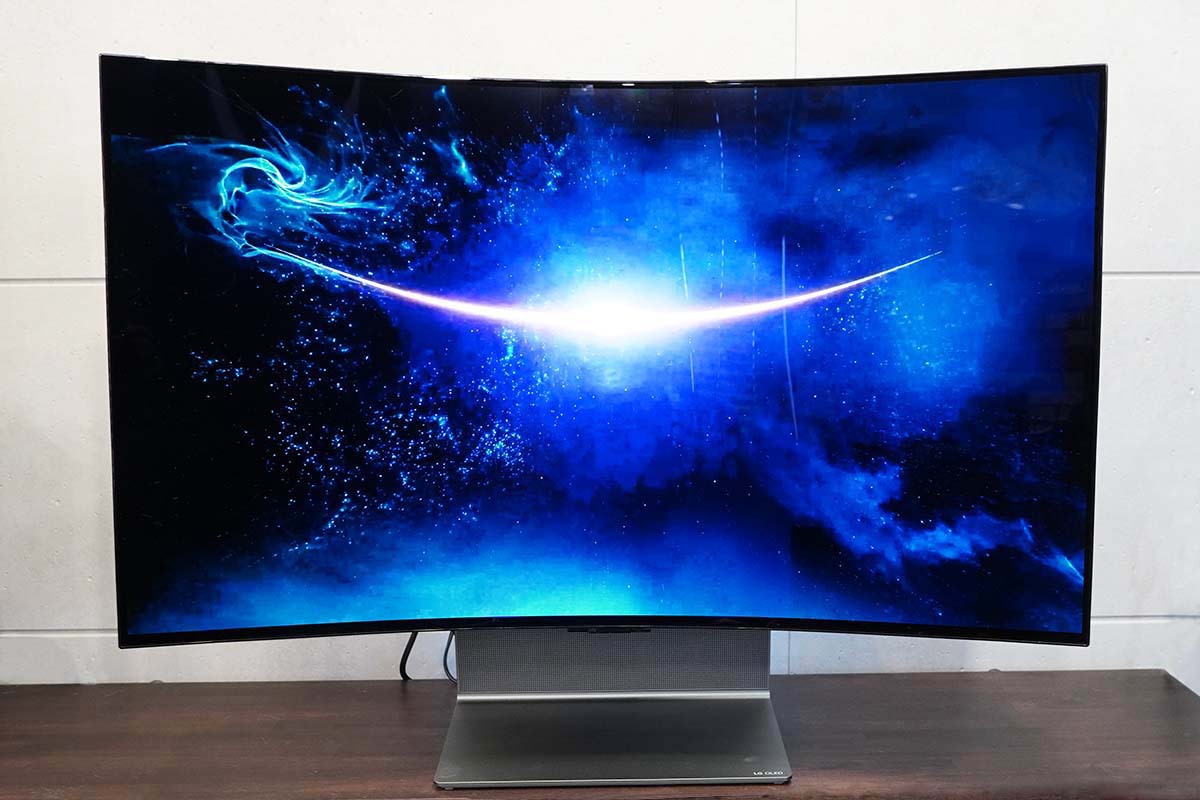 遊び心ある“未来のテレビ”、曲がる有機ELテレビ「LG OLED Flex」が高